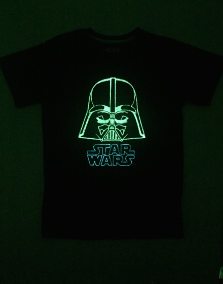 Camiseta fotoluminiscente realizada con laca luminiscente